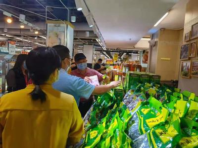 购买扶贫产品，奉献深圳爱心！罗湖区消费帮扶专区（华润万家莲塘店）正式揭牌运营